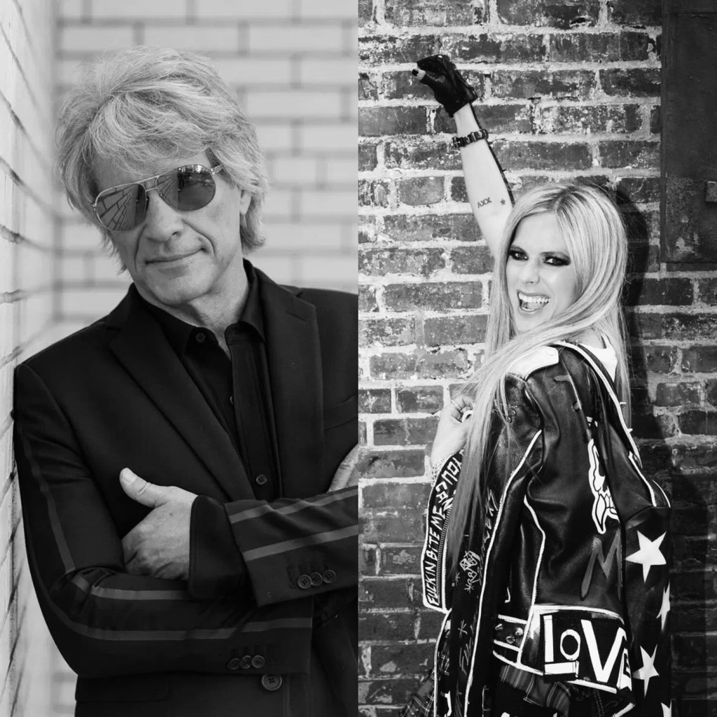 Әдемі брюнетка шешініп, өзінің сүйкімділігін көрсетеді