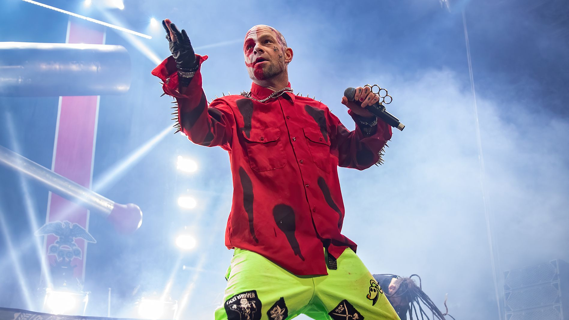 Five finger death punch inside out. Вокалист FFDP. Айвен шоу. Five finger Death Punch на сцене. Айвен Веллер.